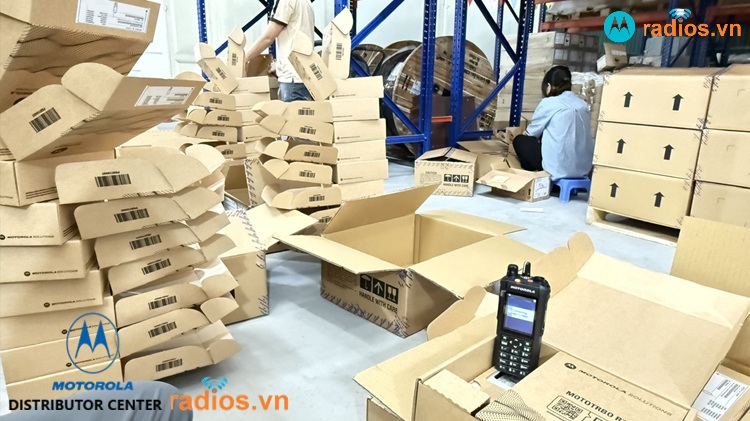Là đơn vị nhập khẩu phân nhối Motorola ủy quyền tại Việt Nam nên chúng tôi luôn có sẵn Mototrbo R7 tia tại kho